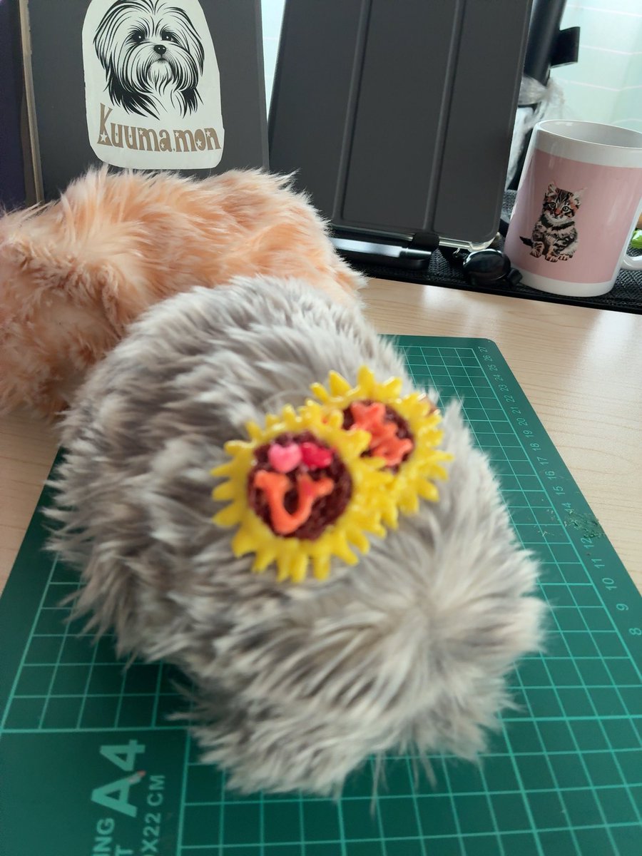 Kuumamon22's tweet photo. moflinクリップｵｰﾅｰｻﾝにオッケー頂きました。お寿司海老や軍艦巻き路線でなく。可愛い系でお作りできますと言ったので何とかヒマワリとお名前形にできました！我が家のmoflin全面に出るように頑張ります。 https://t.co/YNDEQPoIzf