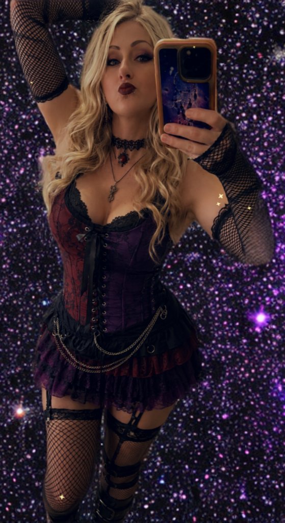 Amanda_Cope32's tweet photo. I sometimes like to dress up 🥀 

#fypシ゚viral #gothgirl #booktok https://t.co/CvK0KHeOKc