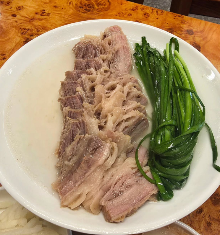 classone_jp's tweet photo. ソンスでいま話題の平壌冷麺🍜

韓牛の澄んだスープは、
あっさりしているのに口の中に旨みがじわっと広がる。

するするっと喉を通るメミル麺との相性が最高で、
一口目からもうここの虜になります✨

 気になる方はぜひチェックしてみてください👀

  📍 대엽 성수 / テヨプ ソンス
  서울 성동구 왕십리로2길 36 1층
  ソウル市 城東区 ワンシムニロ2ギル 36 1階
  ⏰ 11:30〜22:00
（ブレイク 15:00〜17:30 / LO 21:15）