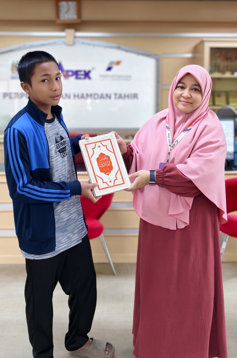 Library_USMKK's tweet photo. 8/6/2026 | ISNIN
Penyerahan sumbangan PHT berupa buku Tafsir Al-Quran dan Bahan Rujukan Islam kepada wakil Prof. Madya Dr. Zuraida Zainun dari Pusat Pengajian Sains Kesihatan USM. Semoga sumbangan yang diberikan dapat membantu aktiviti yang dirancang. #perpustakaanhamdantahir https://t.co/2iRVVoe7SU