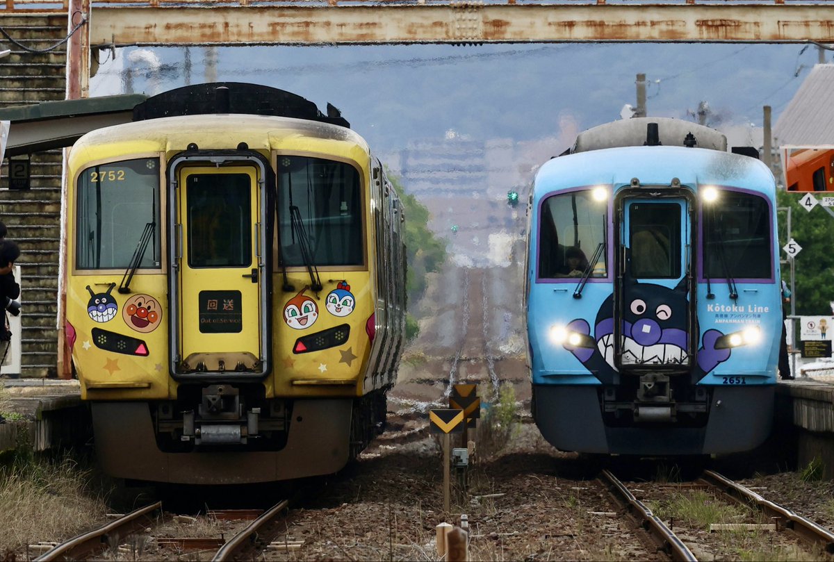 F96042429's tweet photo. 2026年6月9日
高知運転所所属の2700系気動車2752号車が検査のため多度津工場へ入場！
土讃線の坪尻駅〜箸蔵駅間で発生した斜面崩壊の影響により、通常のルートが使用できないため、2752号車＋2706号車（伴車）の2両編成で迂回回送が実施されました。
高徳線、うずしお8号に併結され珍しい回送でした。 https://t.co/MB9WRybrWN