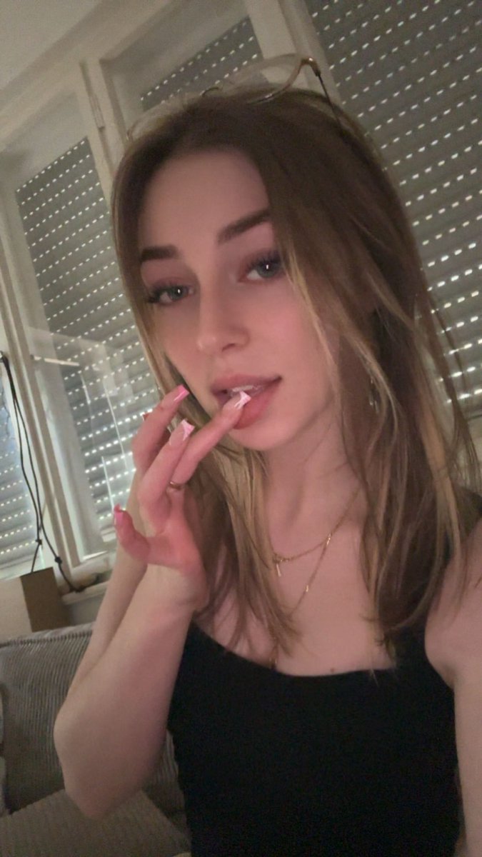 _yourg0ddess's tweet photo. Und schon wieder ist es 2 Monate her, dass du dieses göttliche Gesicht gesehen hast. Trau dich doch einfach kleiner Loser und begib dich in meine Hände. Ich weiß, es ist dein Traum jeden Tag eine Nachricht von mir zu sehen, auch wenn es nur ein „Zahl es“ ist.

• #finD geldherrin https://t.co/mOC2OT6wdj