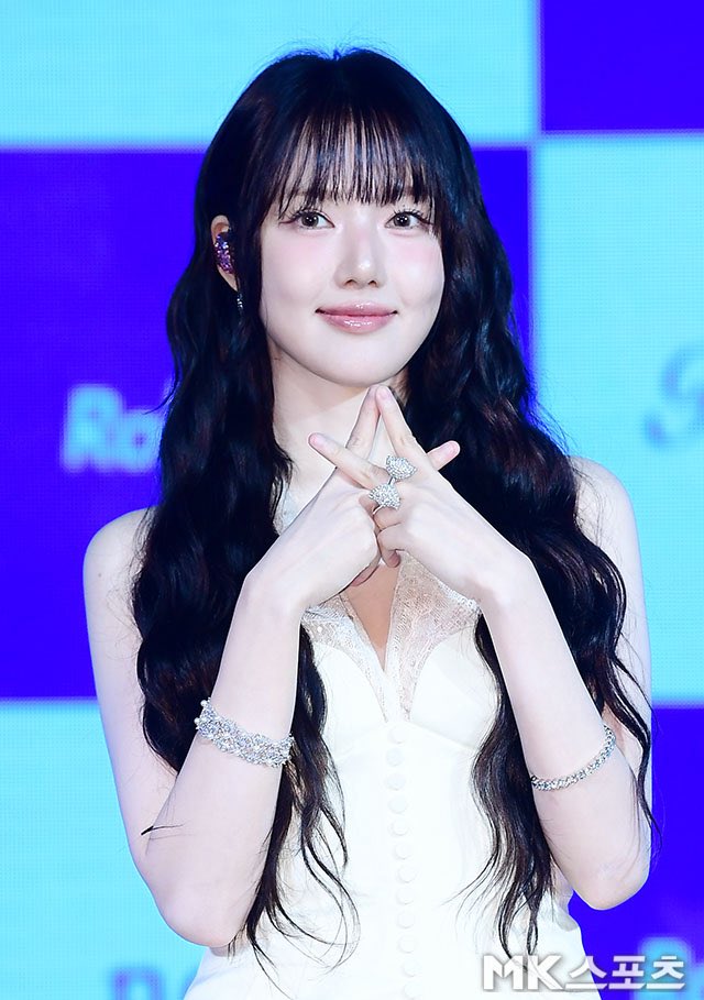 GFS_backup's tweet photo. [PIC] 260609 - Yerin at her media showcase for the press for the release of 'REACH YOU’ today

#GFRIEND #YERIN @YERIN_OFFICIAL_ https://t.co/KZHZzHLqcT