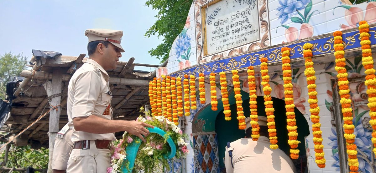 GcBbsr's tweet photo. आज ही के दिन नगालैंड में उग्रवादियों द्वारा किये गए हमला में शहीद हुए सिo पी.के.बेहरा के घर का @gcbbsr के अधिकारियों ने दौरा किया एवं शहीद को श्रद्धांजलि अर्पित की, शहीद की भाई को सम्मानित किया तथा उनकी समस्याओं के बारे में जानकारी ली। @crpfindia @CentralZoneCrpf @CRPF_Odisha https://t.co/qZhsrMxLke