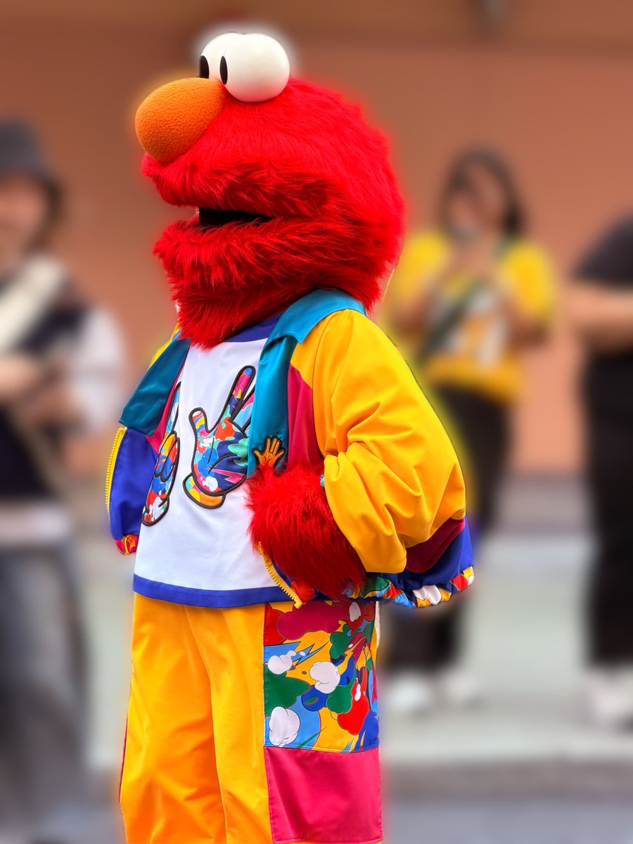 PforUSJ's tweet photo. こないだ見かけた25周年のコスチュームのエルモとゾーイ✨
ゾーイはスカートの中に履いてるかぼちゃパンツ(?)も25周年デザインで可愛かったんやけど…見返したら写ってない😂

#USJファン https://t.co/2SRoAbYwtD