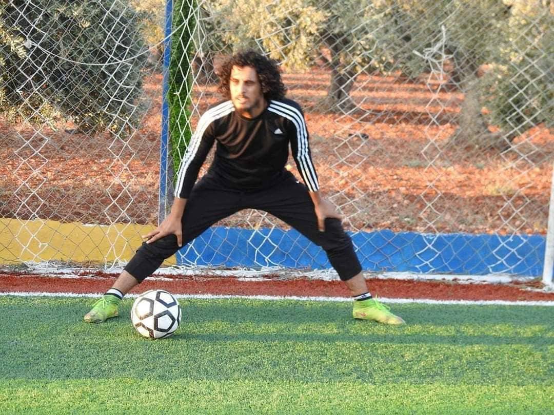 unaishoo's tweet photo. Abdel-Basset al-Sarout had abandoned the football pitch and joined the rebellion against Bashar al-Assad back in 2011. In the years that followed, he was known as the “singer of the revolution” for his odes to the uprising. #Syria

Read: https://t.co/MOCQSbCoCm https://t.co/CkUbmhG2JS