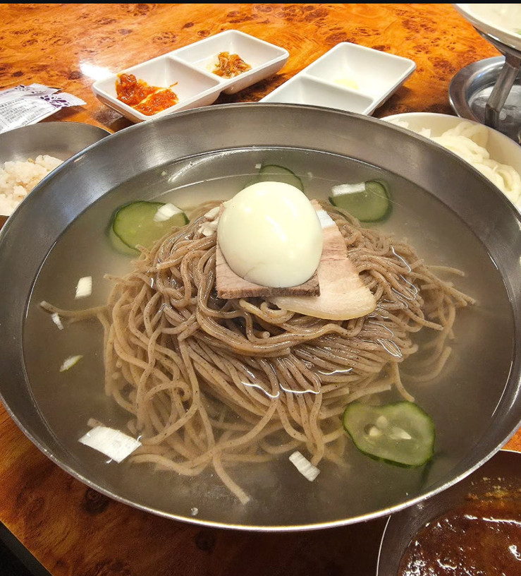 classone_jp's tweet photo. ソンスでいま話題の平壌冷麺🍜

韓牛の澄んだスープは、
あっさりしているのに口の中に旨みがじわっと広がる。

するするっと喉を通るメミル麺との相性が最高で、
一口目からもうここの虜になります✨

 気になる方はぜひチェックしてみてください👀

  📍 대엽 성수 / テヨプ ソンス
  서울 성동구 왕십리로2길 36 1층
  ソウル市 城東区 ワンシムニロ2ギル 36 1階
  ⏰ 11:30〜22:00
（ブレイク 15:00〜17:30 / LO 21:15）