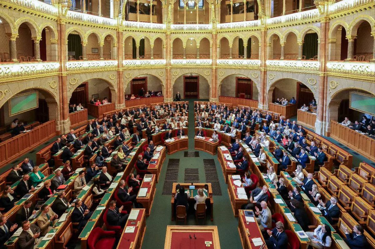 front_ukrainian's tweet photo. ❗️The Hungarian Parliament unanimously (189 votes in favor) passed a law reducing the salaries of MPs by nearly 40% — from 2.18 million forints ($6,200) to 1.31 million forints ($3,700) per month. State funding for parliamentary factions has also been cut. The initiative came from Péter Magyar’s Tisza Party.