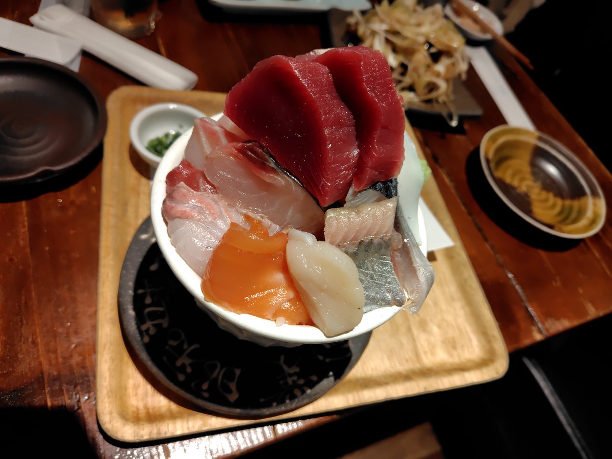 kamimaru_kaicho's tweet photo. シハチ鮮魚店　北24条店（札幌市）

名物鮮魚13種類丼　1980円
これ以外も、シハチのメニューは全てが面白い&amp;でかい。
さすが北海道という新鮮な魚介でした。

#やれと言われたので食レポ https://t.co/K5oAbmti9j