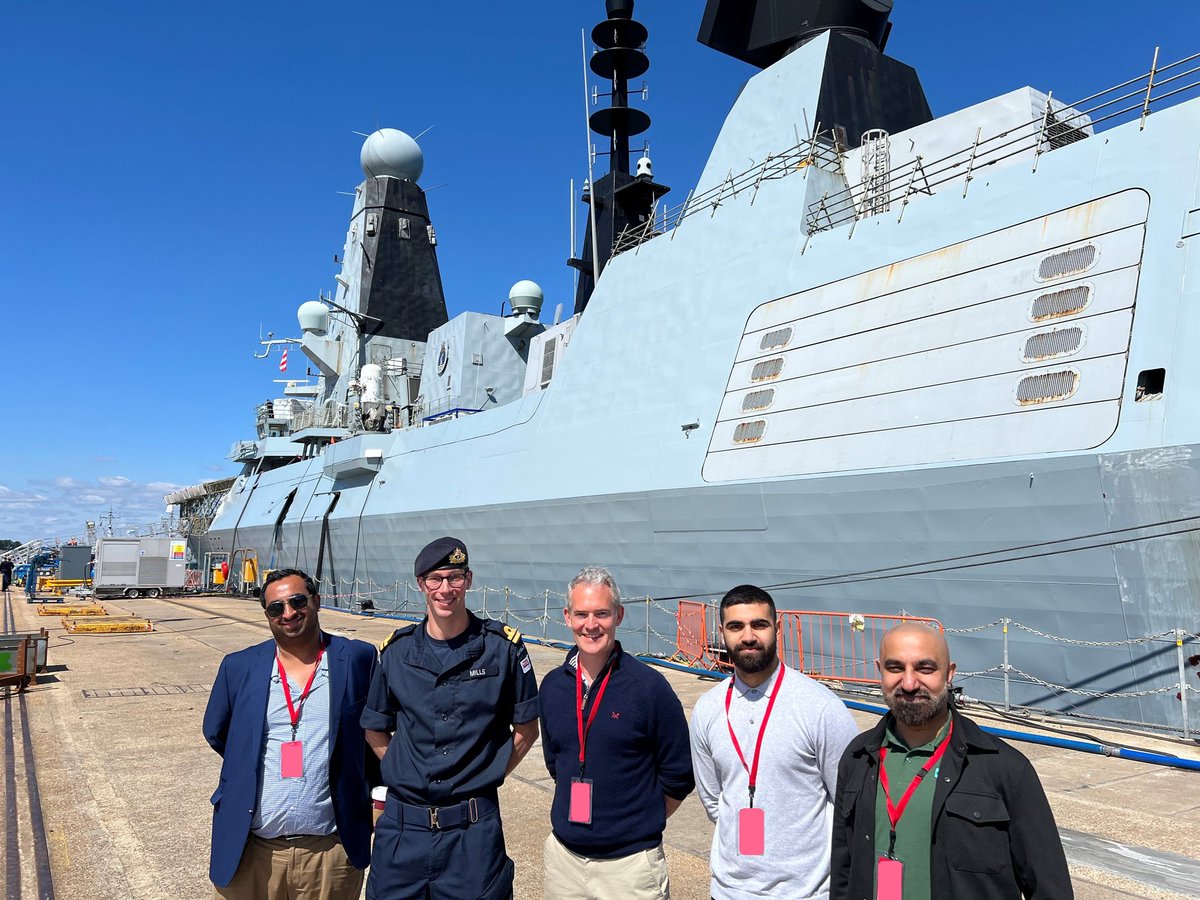 RN_engineers's tweet photo. Royal Navy engineers from FSU Archimedes &amp; Brunel teamed up with @LloydsBank at HMNB Portsmouth to boost financial savvy 🚢💷

Interactive sessions on budgeting, credit, mortgages &amp; debt + a visit to @HMSDauntless highlighted the link between wellbeing &amp; operational effectiveness https://t.co/MbS2sh7u8W