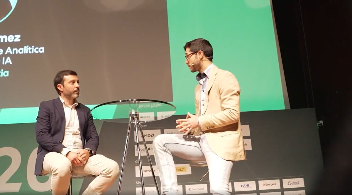 tunstall_es's tweet photo. 🔙 El pasado 2 de junio participamos en el be! Tech SUMMIT 26 organizado por Bechtle Spain de la mano de nuestro responsable de proyectos sociosanitarios, @rgomezmanzano, que expuso nuestra visión en la mesa redonda 'Teleasistencia inteligente: el papel de la IA en el cuidado proactivo' junto a Héctor Gómez, director del Área de Analítica Avanzada e IA del @GrupoSolutia.

🗣️ Raúl explicó nuestro enfoque a la hora de diseñar y prestar todos nuestros servicios y soluciones de #teleasistencia y #saluddigital, que no es otro que el de la prevención y la predicción mediante el uso de la #IA y el análisis de #datos. 📊

Gracias al uso de herramientas que previenen riesgos y eventos adversos, conseguimos que las personas usuarias puedan vivir durante más tiempo en el lugar de su elección 🏡, requieran menos los servicios de emergencias y sanitarios, y sean más conscientes de su estado de salud y patologías, teniendo así un mayor #autocuidado.