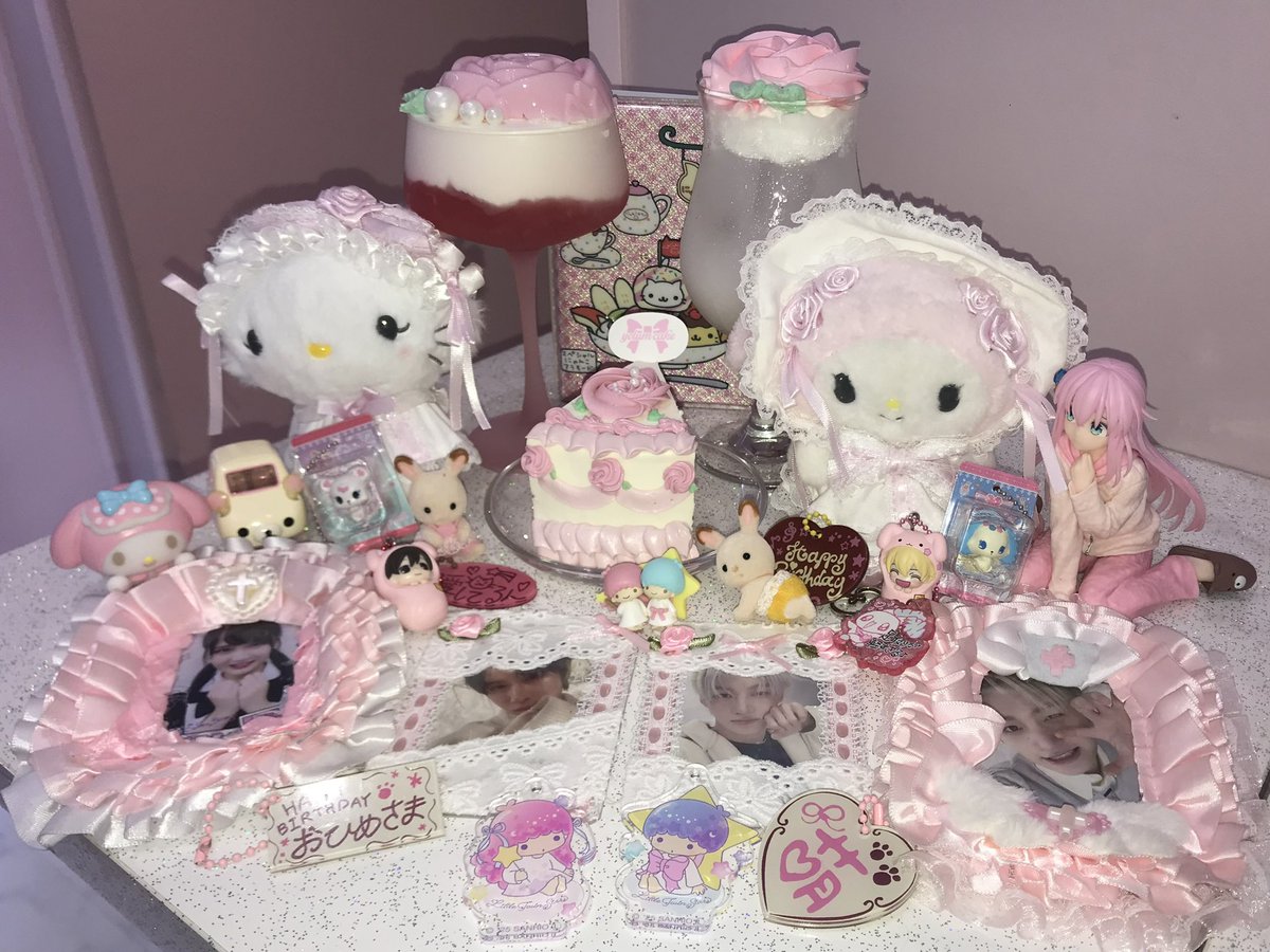 mel0dynyan's tweet photo. 👩🏼‍❤️‍💋‍👩🏼🎼薔薇💕 https://t.co/rL4h2kCl7i