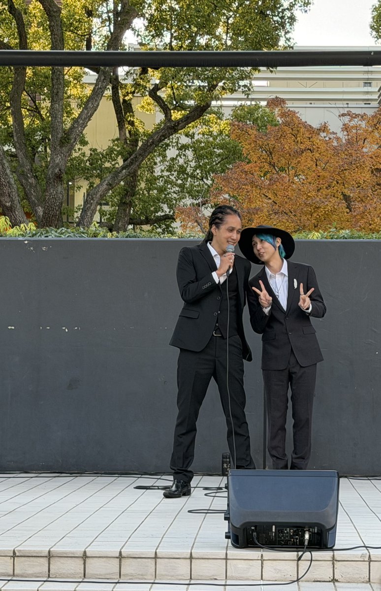 cooley_h_h's tweet photo. 30th記念ライブ
【9/22まで103日】
本日の写真

倉敷2025/11/15での画像

シオン君が宮本さんを慕ってるような表情とお二人の関係性を伺える画像だと思うんです。
2人の表情がすごく好きです。

★★★★★★★★★★★★
引き続き
～写真募集～
2026年9月22日（火・祝）に向けて
毎日Upしてます！！ https://t.co/jsoNtKH0Ov
