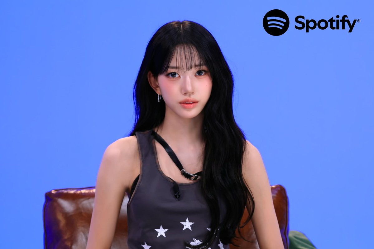 SpotifyKpop's tweet photo. had the most ddi ro ri-ffic week with @OFFICIAL_MEOVV 🐈‍⬛

don't forget to watch MEOVV on our YouTube channel and K-Pop ON! Video Podcast!

📽️ https://t.co/VVdsQGqiAO 
📽️ https://t.co/t3qdPackmK https://t.co/QXVeKlZ9FS