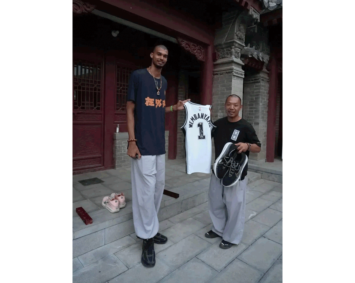 SixthTone's tweet photo. French basketball star Victor “Wemby” Wembanyama — leader of the NBA’s MVP rankings in March — spent 10 days last June receiving training in martial arts and meditation at China’s much-storied Shaolin Temple on the outskirts of Zhengzhou, capital of the central Henan province. Here, his master, Yan’an, who previously taught in the United States, shares how the 21-year-old San Antonio Spurs forward adapted to the rigors of monastic life.

Read more: https://t.co/eZ2wGVE3ei