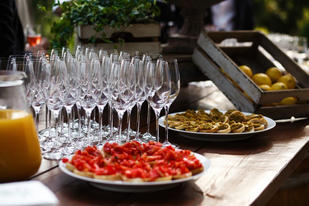 Plyvine's tweet photo. 🎪 Big events can quickly become remembered for the wrong reasons if food service is slow, disorganised, or inconsistent.

🍽️ Here’s how great catering keeps service smooth, quality high, and guests impressed from start to finish. 

https://t.co/Vb5WxqVrZo https://t.co/O2apwCowCL