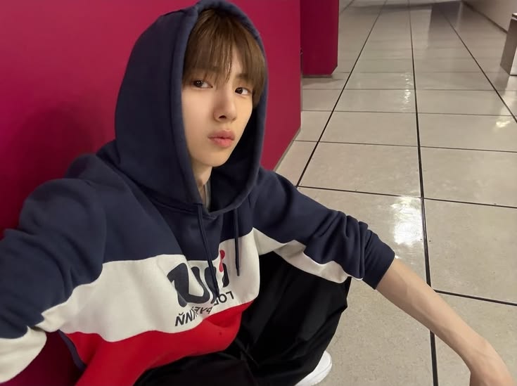 kisdmee's tweet photo. ganteng.......... #juhoonmypacar💜 https://t.co/VvdeHdMbc6