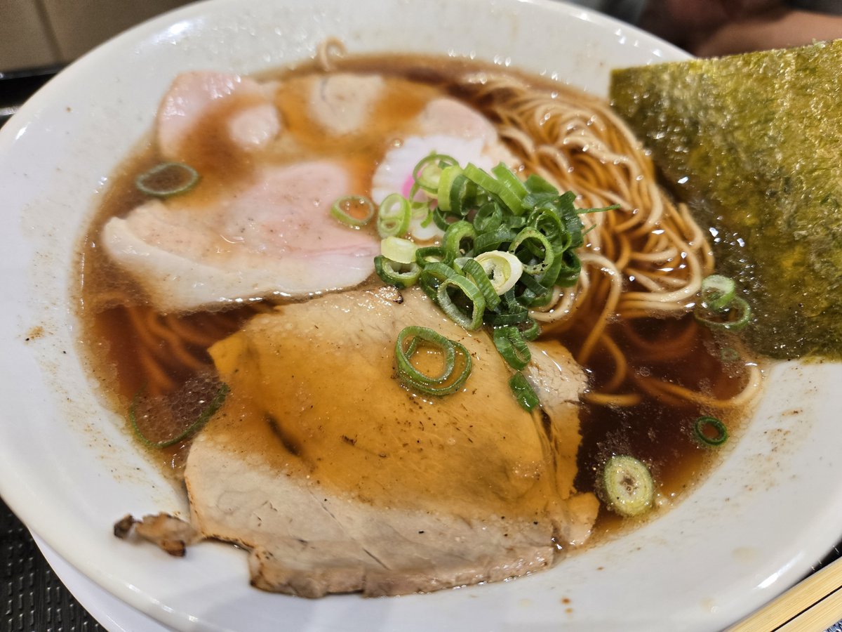 Zorexoserez's tweet photo. 初訪問
株式会社ネクストライフデザインオフィス
サンストリート浜北
｢ひばり食堂｣さん
魚介薫る　汐そば　930円
麺茹で過ぎかな
ごちそうさまでした🎵
まだオペレーションがしっくりせず、とにかく待ちます
フードコートは土日の昼集中、平日ガラガラ問題が…
頑張ってください
#ラーメン #ramen https://t.co/1ac3sZAqQC