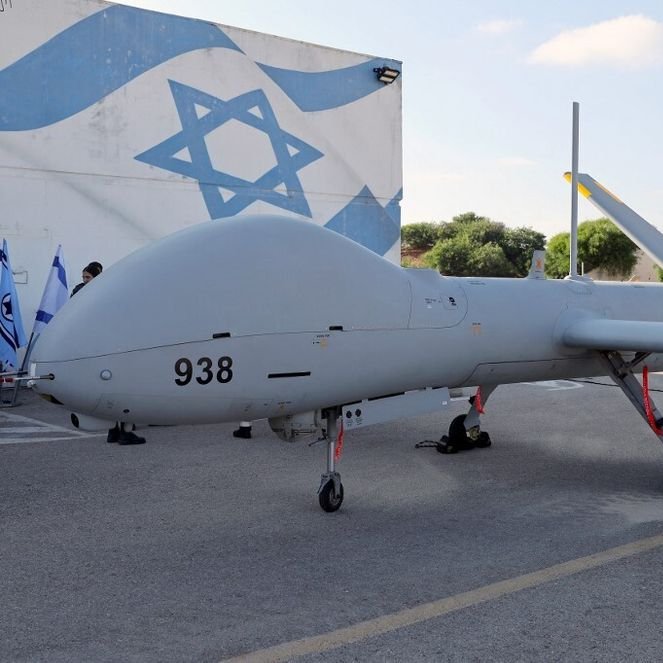 thenews_fr's tweet photo. 🇪🇭🚨 Sahara Occidental : Le Maroc a tué 3 Sahraouis par une frappe de drone.  
Ils ont été visés alors qu’ils se trouvaient sur le territoire sahraoui libéré (à l’est du mur). 
Parmi les victimes figure Lahbib Mohamed Abdelaziz, fils de l’ancien président de la République Arabe Sahraouie Démocratique (RASD).  

Contexte au regard du droit international : 
🇲🇦 Le Maroc contrôle environ 80 % du Sahara Occidental, à l’ouest d’un grand mur. Selon l’avis consultatif de la Cour internationale de Justice de 1975 et les résolutions de l’ONU, la souveraineté du territoire n’appartient pas au Maroc et le droit à l’autodétermination du peuple sahraoui s’applique.  
Les 20 % restants, à l’est du mur, sont administrés par la RASD, dont l’armée est communément appelée le Polisario.  

Le Maroc a donc envoyé un drone depuis la partie sahraouie qu’il contrôle pour frapper la partie sahraouie libérée.

🇺🇳 Cette guerre asymétrique, menée contre l’est du mur avec des drones israéliens, est rendue possible par le soutien (implicite ou explicite) de plusieurs capitales (Paris, Madrid) et dans un contexte d’inaction prolongée de l’ONU.