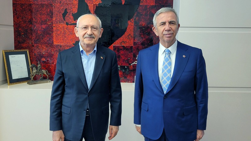 proofhaber's tweet photo. Mansur Yavaş: Sayın Kemal Kılıçdaroğlu,

Siz, Cumhuriyet Halk Partimizin uzun yıllar Genel Başkanlığını yapmış, partimizin en zorlu dönemlerinde sorumluluk üstlenmiş önemli bir değerimizsiniz.

Bugün yaşanan süreçte de milyonlarca CHP’li, sahip olduğunuz tecrübe ve devlet adamlığı birikimiyle sağduyulu bir yaklaşım göstermenizi beklemektedir.

Partimizin kurumsal kimliğinin korunması, örgütlerimizin ve seçmenlerimizin daha fazla üzülmemesi, Meclis çatısı altında ve kamuoyu önünde istenmeyen görüntülerin oluşmaması hepimizin ortak sorumluluğudur.

Bu nedenle, CHP’nin birliği, kardeşlik hukuku ve geleceği adına atacağınız her yapıcı adımın toplumda karşılık bulacağına ve partimize güç katacağına inanıyorum.

CHP hepimizin ortak evidir. Bu evin zarar görmemesi için göstereceğiniz hassasiyet, yalnızca partililerimiz tarafından değil, demokrasiye inanan tüm yurttaşlar tarafından da takdirle karşılanacaktır.