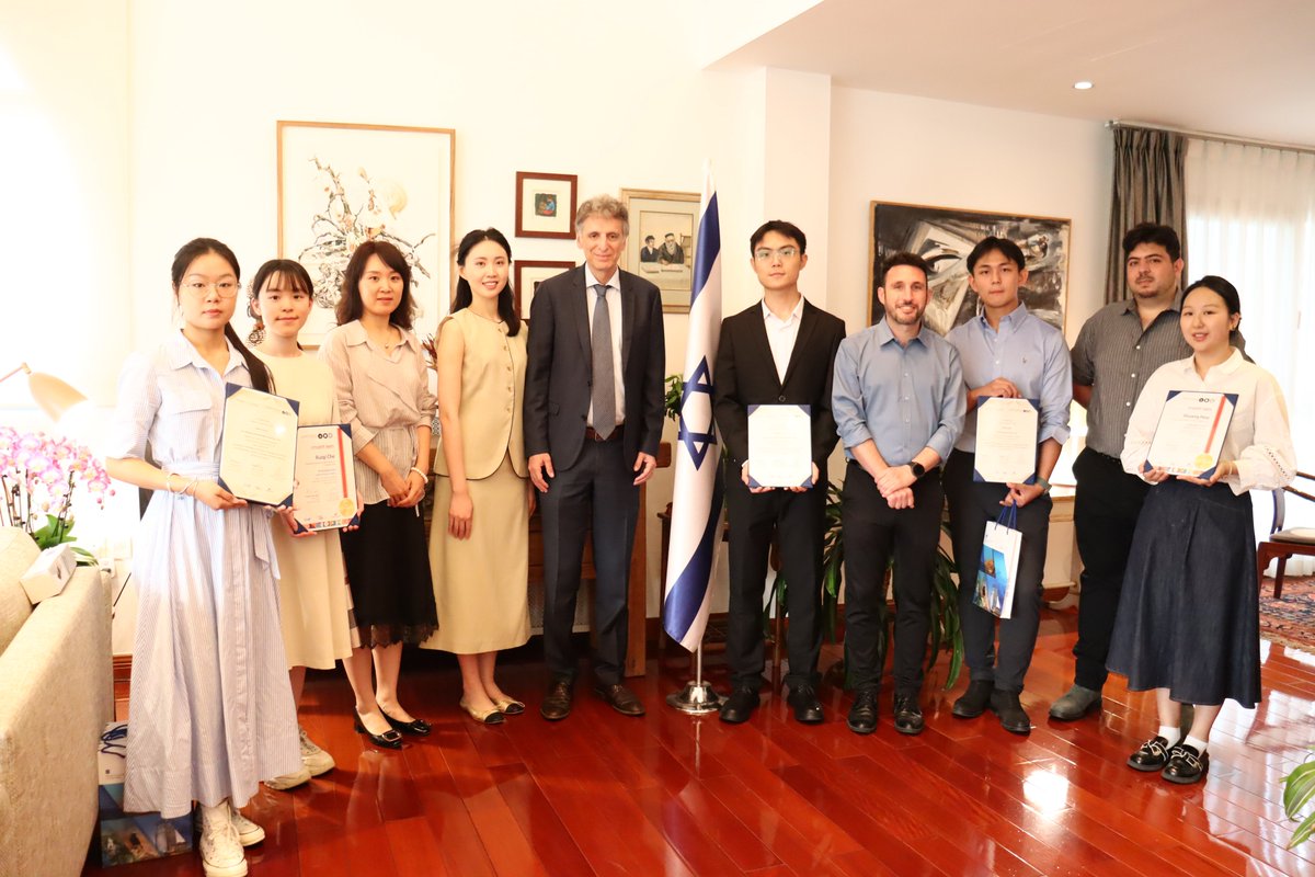IsraelinChina's tweet photo. 以色列驻华大使为中国希伯来语专业大学生举办庆祝仪式

贝以理大使于昨日（6月8日，星期一）为中国希伯来语专业大学生举办了一场庆祝仪式，这些学生均在特拉维夫大学举办的希伯来语竞赛中表现优异。

大使对学生们的成绩表示祝贺，并感谢他们为中以两国人民搭建友谊的桥梁。

随后，大使邀请学生们共进以色列风味晚餐。