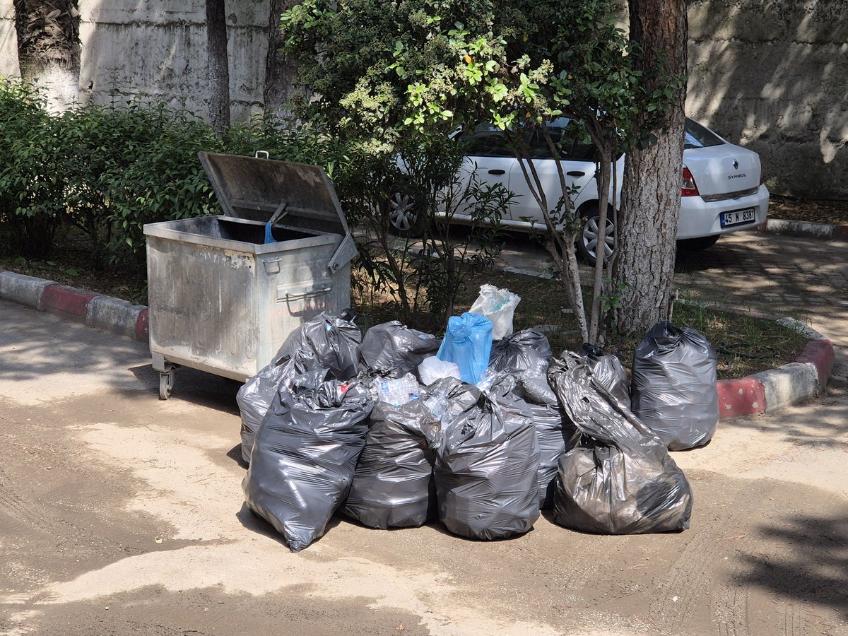 hasansaray's tweet photo. @tctuca 1 ay once öğrencilerimizin topladığı geri dönüşüm plastik ve cam şişeler 1 aylik çaba sonrası bugun sıfır atık yerine çöp atık oldu defalarca 181 i bakanligi Manisa müdürlüğü aramamız fayda vermedi https://t.co/GnlodolWj9
