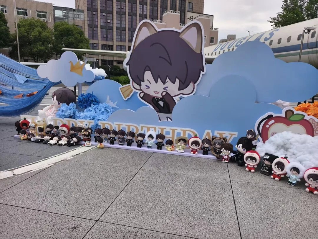 LiChenCNNX's tweet photo. Wow, so much blue everywhere! Getting a head start on Zayne's birthday? Wait, isn't his birthday in September? Already?
#レイ先生 #黎深 #Zayne #恋と深空 #恋与深空 #戀與深空 #LoveandDeepspace #러브앤딥스페이스 https://t.co/xIeXJA2p3l