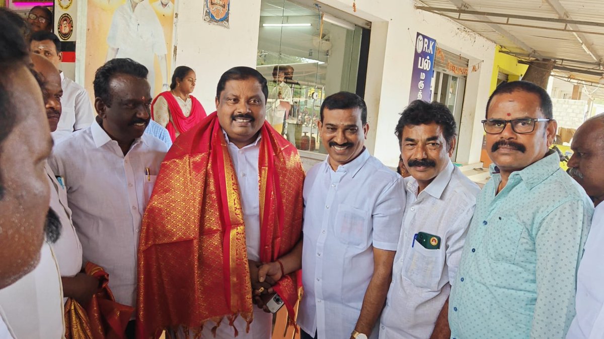 dmkpadhu's tweet photo. திருப்பூர் மாநகராட்சி 4-ஆம் மண்டலத்திற்கு உட்பட்ட முருகம்பாளையம் 41 வது வார்டு பகுதியில் புதியதாக திறந்து வைக்கப்பட்ட *வேலவன் டாக்குமெண்ட் டைப்* அலுவலகம் திறப்பு விழா நிகழ்ச்சியில் திருப்பூர் மாநகராட்சி 4-ஆம் மண்டல குழு தலைவர் *இல. பத்மநாபன்* ஆகிய நான் மற்றும் கழக உடன்பிறப்புகள் https://t.co/aNapGF03zu
