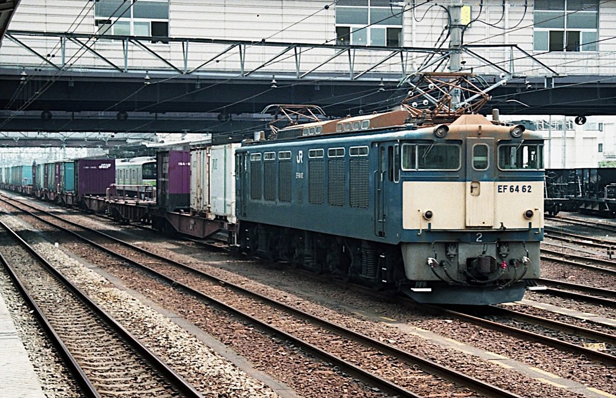 expresstokiwa's tweet photo. #1日1枚貨物列車画像
#EF6462

中央東線のコンテナ列車
多分2457レだと思うけどこの頃は単機牽引だったですね
1998年ころ https://t.co/o5aQLhL7VS