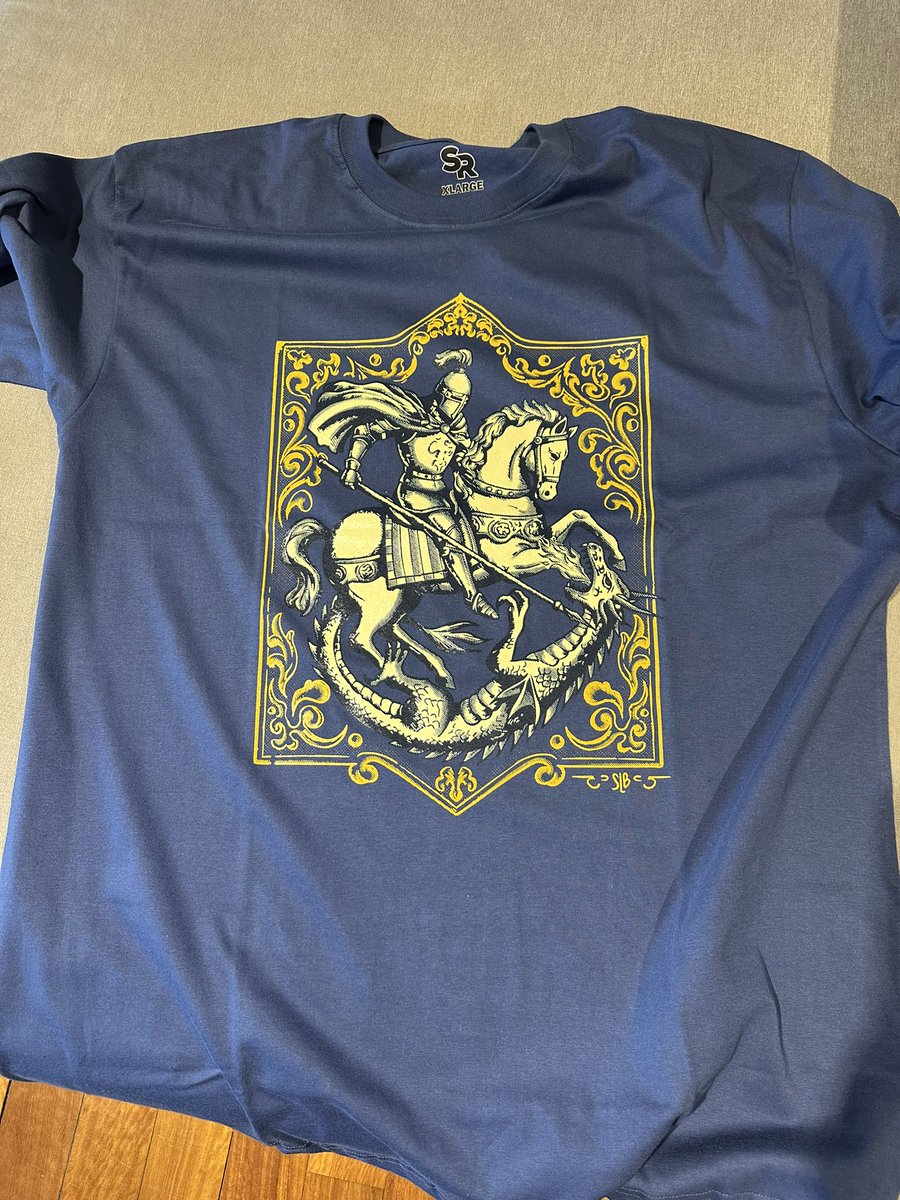 AndiCanepa's tweet photo. Ayer me preguntaron varios por esta remera hermosa de San Jorge, protector canalla. Es diseño original de Santi. Les dejo el link para comprarla. https://t.co/udebFQYb5o https://t.co/bNJ0yxcyHw