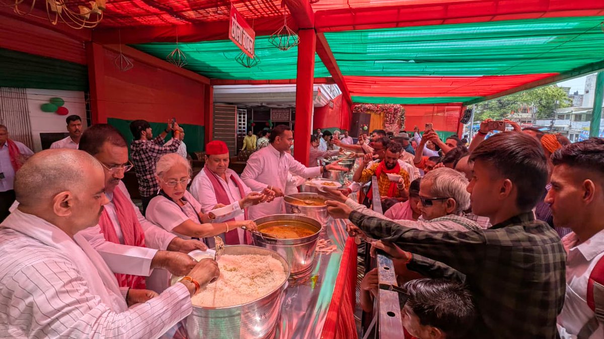 AnnuTandonUnnao's tweet photo. समाज वास्ते समाजवादी का विशाल भंडारा.. https://t.co/XtRGG3So5q