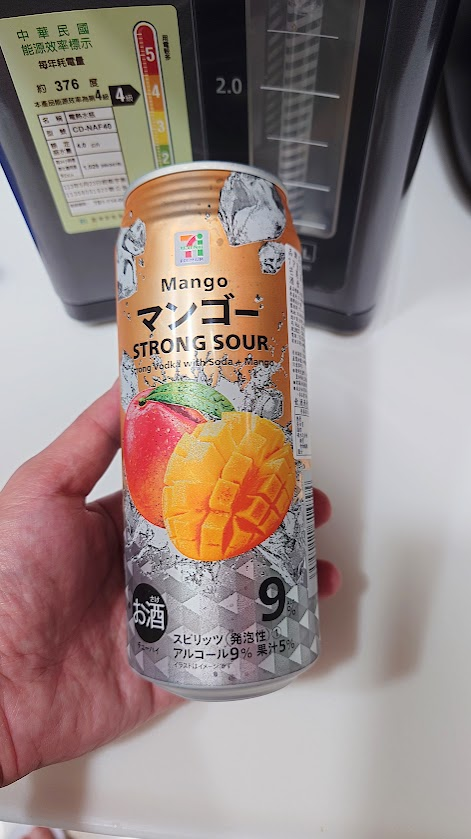 itatsu_'s tweet photo. 台湾もいよいよマンゴーの季節🥭
香りが良くて甘い品種がたくさんあるので、
ウォッカと炭酸水、それにマンゴーを合わせて、
オリジナルのカクテルを作ってみたくなりました😊 https://t.co/EpsRoJRVSu