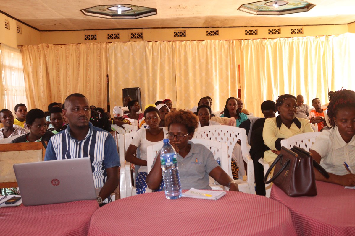 pamchanneltv's tweet photo. #Burundi: 3/4 Cependant, une des mères qui participaient à cette activité de Kirundo a indiqué que parfois, les jeunes filles ne s’ouvrent pas à la communication en expliquant qu’elles sont mieux informées que leurs parents. https://t.co/53beX3QXdf