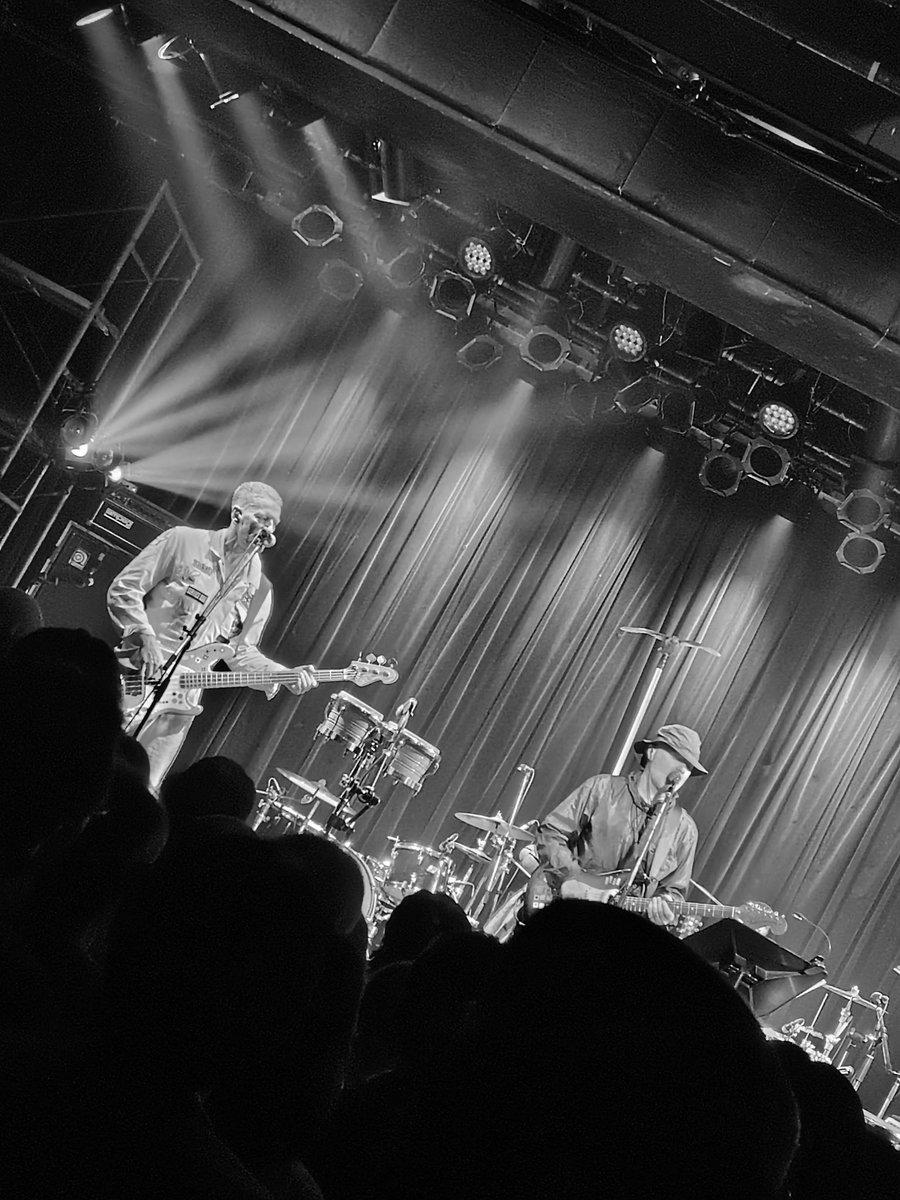 KellySquire's tweet photo. The Beta Band来日公演最高だった。
サイケでポップ、更にマッドチェスター風味もあるダンサブルなグルーヴがマジでたまらんかった。
90年代を生きたバンドが持ってるこの空気感なんなのだろうな。この時代の音のフォロワーバンドは沢山いるけど、この空気感はリアルタイムバンドにしか出せないよね。 https://t.co/ybsGocvIWF