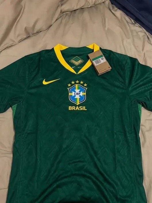 Central_DoBrasa's tweet photo. Camisa do Brasil verde é muito superior a azul https://t.co/PjSJRBgNAM
