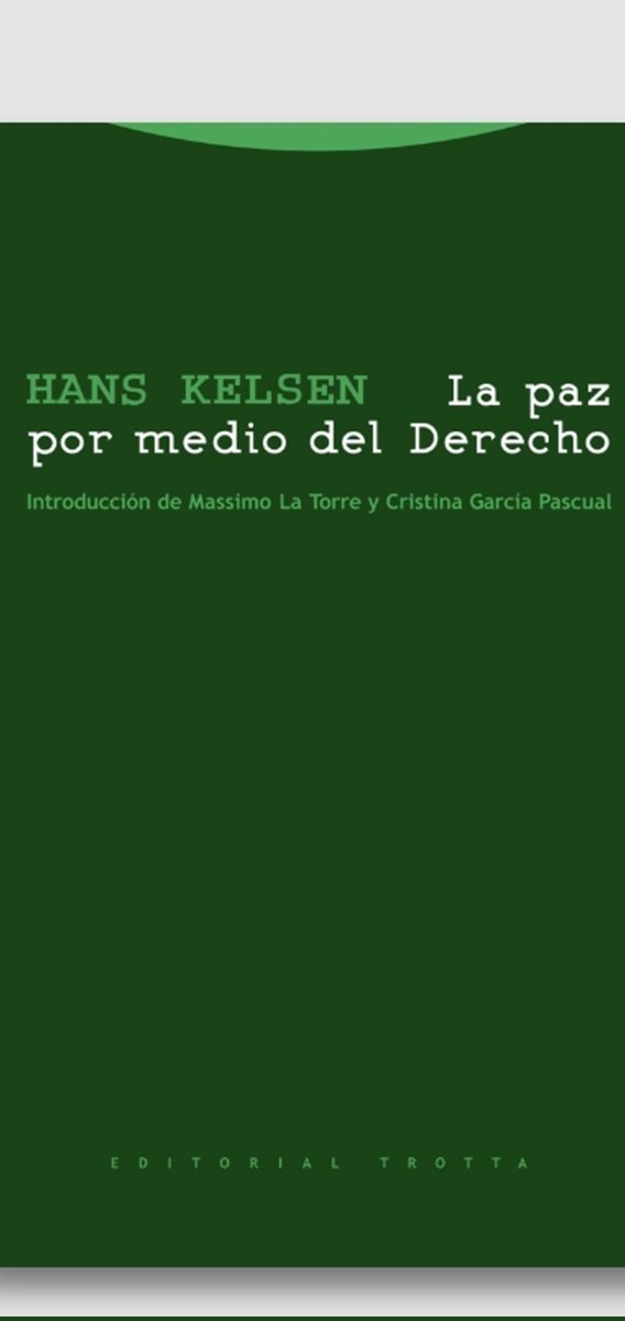 23Rapp's tweet photo. La paz por medio del Derecho de Hans Kelsen

Hans Kelsen defiende que la paz internacional solo es posible mediante un orden jurídico efectivo, no a través de la diplomacia tradicional, el equilibrio de poderes o la buena voluntad de los Estados.
 La guerra es un “asesinato en masa” y el mayor fracaso de la civilización; para eliminarla, es necesario crear un sistema jurídico internacional con monopolio de la fuerza legítima, similar al que existe dentro de los Estados modernos.

Argumentos principales
- El derecho como orden coercitivo:
 El derecho no es solo normas; es un orden que garantiza la paz mediante la posibilidad de aplicar sanciones (fuerza) de forma centralizada y legítima. En el plano internacional, esto requiere instituciones supranacionales fuertes.
- Tribunal Internacional Obligatorio: Kelsen propone un tribunal permanente con jurisdicción obligatoria (es decir, los Estados deben someterse a sus decisiones). Sin esto, el derecho internacional sigue siendo primitivo y descentralizado, incapaz de impedir la guerra.
- Desarme progresivo y fuerza internacional: Los Estados deben desarmarse gradualmente mientras se crea una fuerza policial internacional que garantice el cumplimiento de las decisiones judiciales.
- Crimen de guerra de agresión: 
La guerra de agresión debe considerarse un delito internacional. Esto preparó el terreno intelectual para los juicios de Núremberg, donde se imputó a los líderes nazis precisamente por “crímenes contra la paz”.
- Crítica al soberanismo absoluto: 
La soberanía estatal ilimitada es incompatible con la paz. Kelsen aplica su Teoría Pura del Derecho al ámbito internacional: el derecho internacional debe ser visto como un orden normativo válido y jerárquico, no como mera moral o política.

Escrito en 1944 (durante la Segunda Guerra Mundial), el libro es una propuesta constructiva para la posguerra. Influyó en la creación de la ONU y en la Corte Internacional de Justicia, aunque Kelsen consideraba que estas instituciones quedaron cortas respecto a su visión más ambiciosa (jurisdicción obligatoria y mayor poder coercitivo).

Kelsen critica las soluciones basadas en coaliciones ad hoc o en la fuerza del más fuerte (lo que hoy llamaríamos unilateralismo o “ley del más fuerte”). Defiende que solo un verdadero orden jurídico supraestatal puede garantizar la paz duradera, más allá de ideologías políticas o económicas.

La paz no es un problema de política o moral, sino de técnica jurídica.
 Se resuelve creando instituciones que sustituyan la guerra por el derecho, con tribunales obligatorios y capacidad real de hacer cumplir las decisiones.