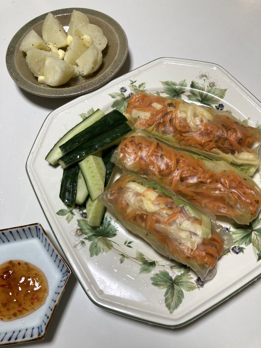 YasuKosode's tweet photo. 今日のランチ、美味しかった。
バジル風味の人参ラペとレタス、チーズを包んだ生春巻き
蒸しジャガイモにバター胡椒
キュウリ

美味しくて、ジャガイモ、生春巻きを追加。
お腹いっぱい食べられる幸せに感謝💓
#おうちご飯 https://t.co/7BQJCQPTAT