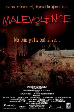 Killer_InsideMe's tweet photo. スティーヴン・メナ監督作、Malevolence (2003)を再見する。銀行強盗一味が母娘を人質に逃げ込んだ廃屋に潜んでいたのは？。70s以降に乱れ咲いたスラッシャー物の影響が色濃いインディーズ作品で、雰囲気も上々、素人臭い所もなく楽しめるものの、総じて既視感の強いウェルメイドな印象に留まる一篇。 https://t.co/HjPHPBBs3X