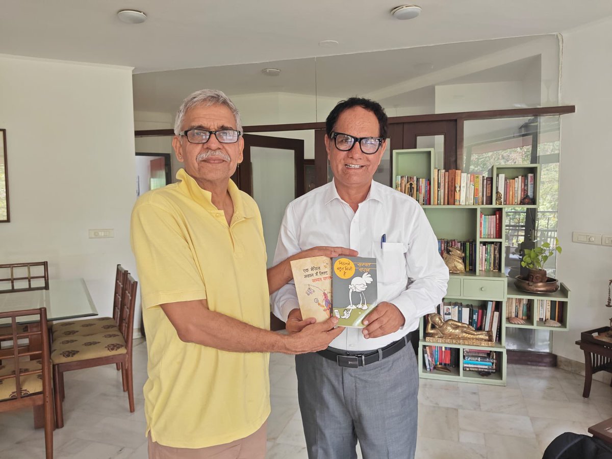 incRachnatmak_'s tweet photo. लोकप्रिय कवि, व्यंग्यकार एवं साहित्यकार श्री संपत सरल जी से श्री @_SandeepDikshit जी की भेंट हुई। व्यंग्य और कविता के माध्यम से जो चर्चा आज समाज और समकालीन विषयों पर हुई, वह अद्भुत थी। https://t.co/dKcET937F8