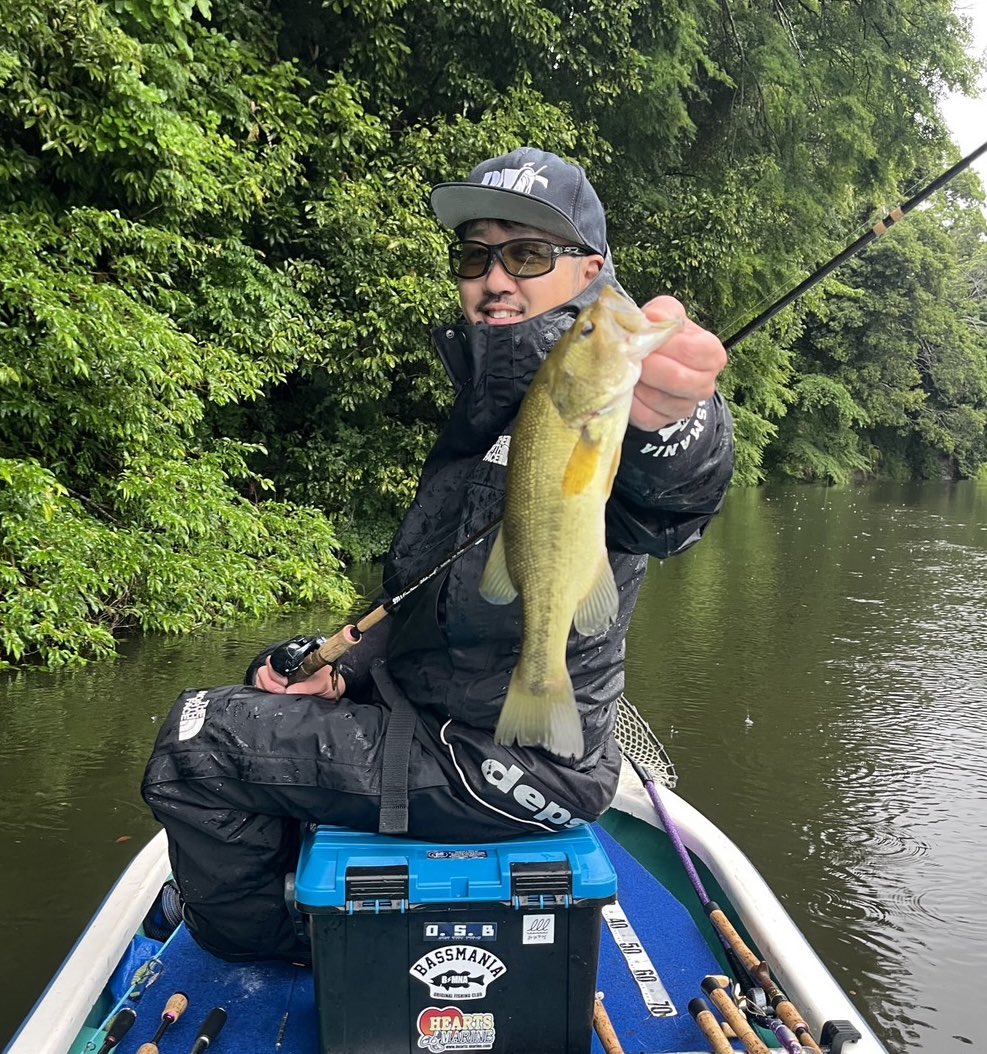 MusclePunch's tweet photo. 今日の三島湖🎣
雨パワーはなかったけどカバー絡みの魚は高反応でレギュラーサイズはいっぱい釣れた✨
前回松本さんに教えてもらった釣りでバックシートのなおさんもいっぱい釣ってた🤭
デカいのは釣れなかったけどマイゲームで楽しめたからヨシ‼️ https://t.co/5TCmdMdpWA