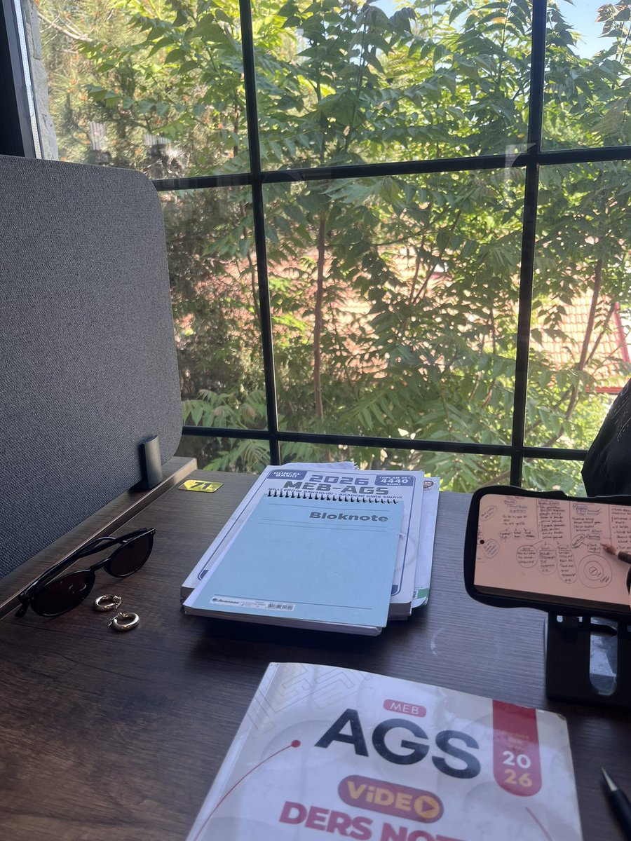 ozlemns_'s tweet photo. Tatil story’si bekleyenlere çalışma masamı bırakıyorum. 📚#ags https://t.co/3FXRJRJtvl