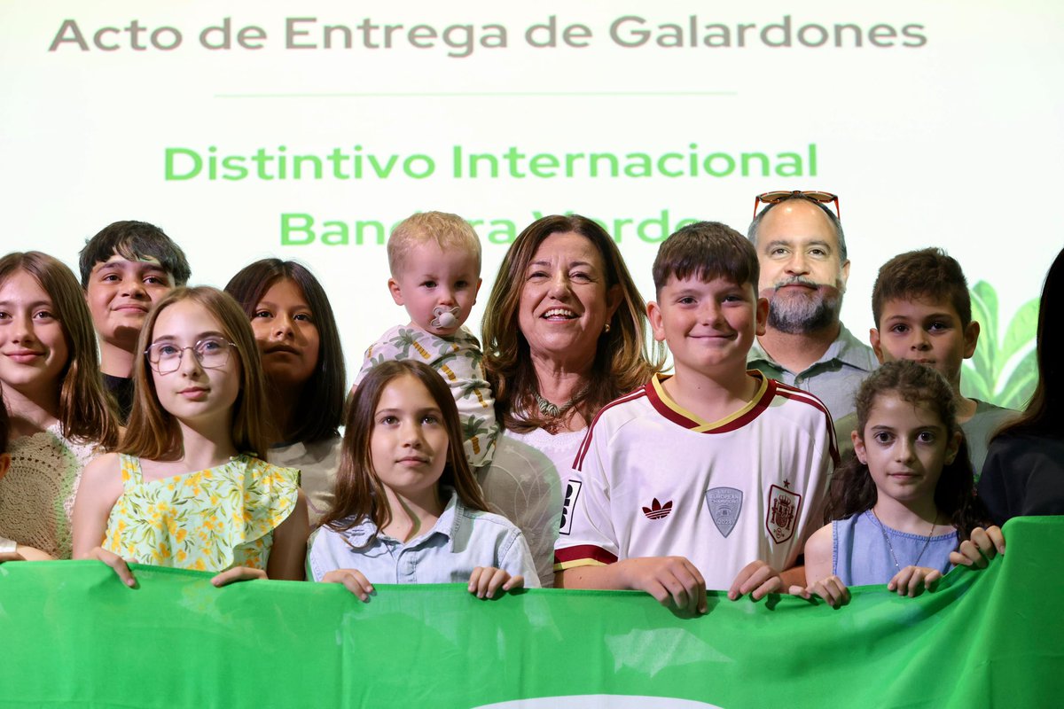 EducaAnd's tweet photo. La #educaciónambiental transforma nuestras aulas. 🌍💚 Acompañamos en #Algeciras a las comunidades de los 16 centros andaluces que reciben el Galardón Internacional #BanderaVerde por su compromiso con la sostenibilidad. 🏅👏
(Abro hilo 🧵👇) https://t.co/Eo1BIpBiSl