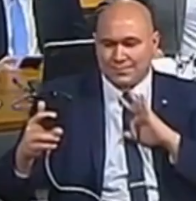 boldgabe's tweet photo. @BlogdoNoblat O cinismo desse cara é de causar repulsa, nojo!
Momento em que faz  gesto para a câmera de celular. Quem quiser acreditar na versão dele ( de que estava pedindo 3 min acredite.) https://t.co/zB2qQi9oHE