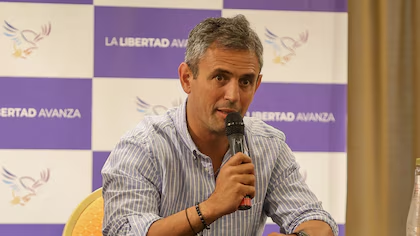 infobae's tweet photo. MARTÍN MENEM ENCONTRÓ MUERTO A UN AMIGO Y DIRECTIVO DE LA EMPRESA QUE FUNDÓ: LA HIPÓTESIS DE LA VIUDA NEGRA

El ciudadano venezolano de 46 años Daniel Antonio Osorio Peñaloza fue hallado sin vida sobre una cama y semidesnudo. Cómo fueron las últimas horas. Analizan las cámaras de seguridad de la zona.

Daniel Antonio Osorio Peñaloza, un ciudadano venezolano de 46 años que se desempeñaba como gerente de GenTech Argentina, la empresa fundada por el presidente de la Cámara de Diputados, Martín Menem, fue encontrado muerto este domingo en su departamento del barrio porteño de Caballito. La Justicia investiga las circunstancias del fallecimiento y una de las hipótesis bajo análisis apunta a que pudo haber sido víctima de una viuda negra.

Infobae 📎 https://t.co/AnQT4uiXy8