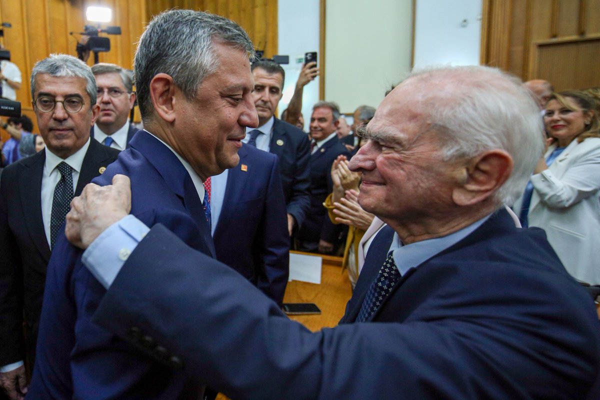 tbmmozgurozel's tweet photo. Seçilmiş Genel Başkanımız Özgür Özel, partimizin haftalık TBMM grup toplantısında gündemi değerlendirdi.

"Çalışacağız, acı çektik, çekiyoruz, çekeceğiz. Bedeller ödeyeceğiz. 

Ama yürüyüşümüzden asla vazgeçmeyeceğiz.” https://t.co/XibJcxB5Hz
