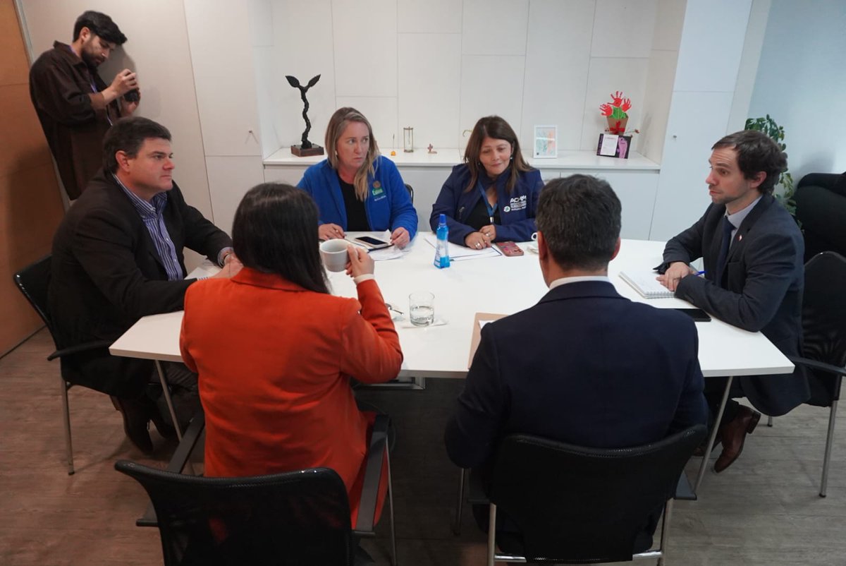 ACHMChile's tweet photo. ♻️ El Directorio ACHM, encabezado por su presidente Gustavo Alessandri, se reunió con la ministra del Medio Ambiente, Francisca Toledo, y el subsecretario José Ignacio Vial para abordar desafíos ambientales que impactan directamente a los municipios 🇨🇱 https://t.co/MMv1dxh4BS