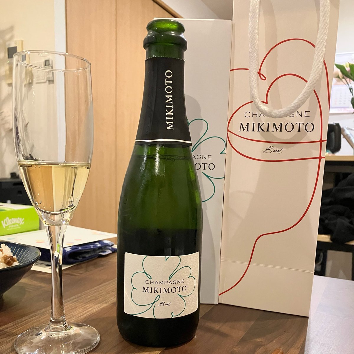 melody_328's tweet photo. 結婚指輪買ったときにもらったシャンパン開けた！
シャンパン苦手なんだけど飲みやすくて二人で飲み切れた！ https://t.co/ZuWz58Kjsl