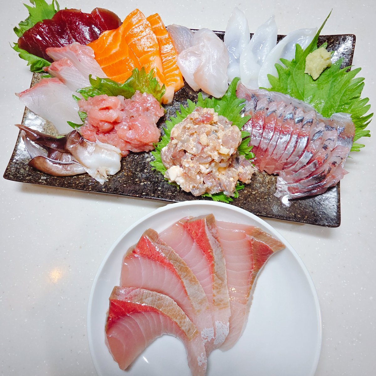 onaziro's tweet photo. 今日の晩ごはんー！のお刺身っ😋
一皿に盛りきらなかった。
アジから卵と白子でてきたからなめろうに混ぜたら濃厚になりました。
生の卵巣はウニのようだとか…？ https://t.co/8iscfHslvE
