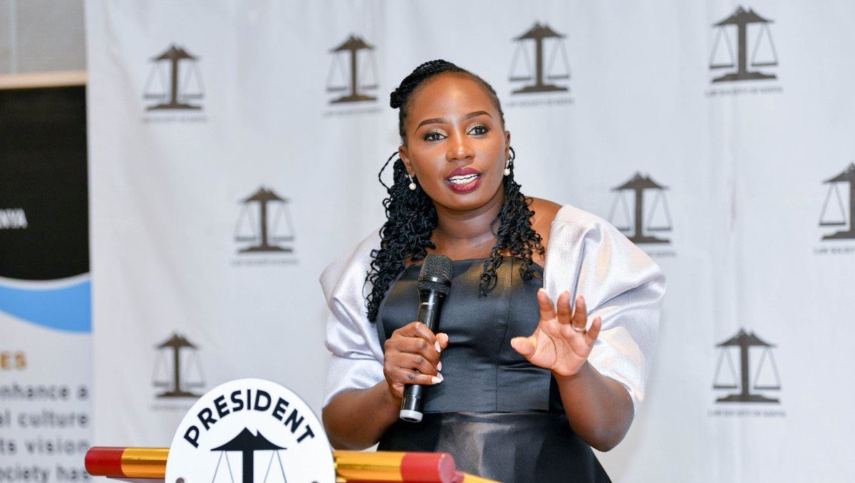 Weeleey6's tweet photo. Niliwaambia siasa ndio imeanza😂 nairobi mnapeleka nani senate? Mtetezi wa haki ama radio presenter 😂 https://t.co/49qSoMH8Ts