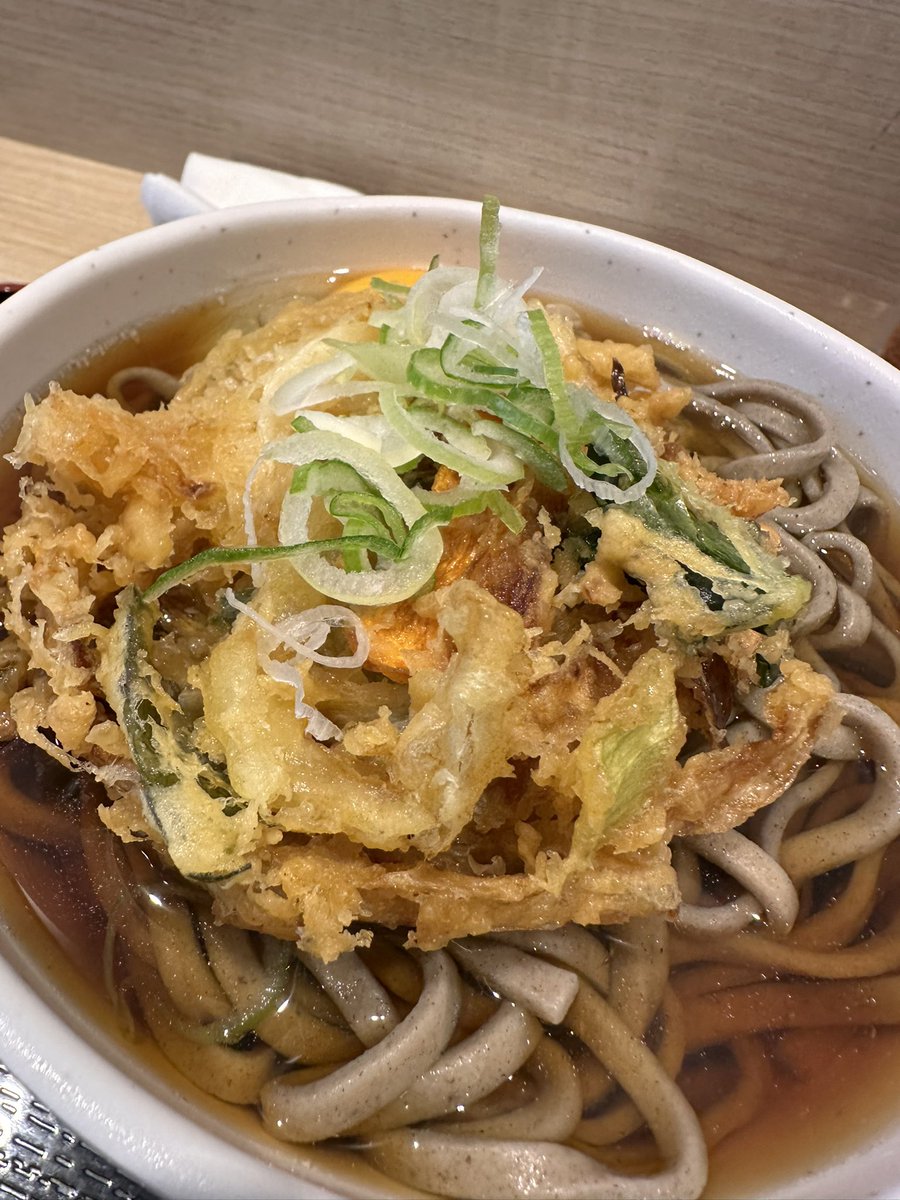 regtan's tweet photo. なんかここ数日ｴｯﾄｩｽがチクチクしてるのでみんな猫の写真か最近食べた美味しいものか最近上がった最高の手を語ってほしい。
自分最近食べて美味しかったのは吉そばの天玉。最近上がった最高の手はタンヤオ、トイトイ、三色同刻です。 https://t.co/oipf0G0ucq